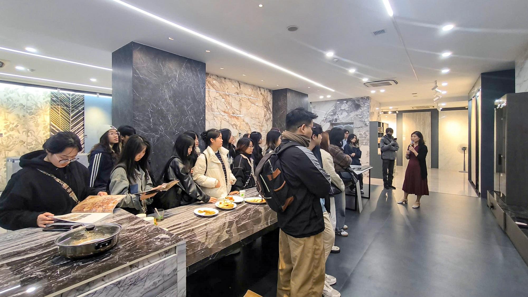 Sinh-vien-Dai- hoc-kien-truc- Ha-Noi-tham-qu an-Eurotile-Ce nter-Ha-Noi-13 .jpg