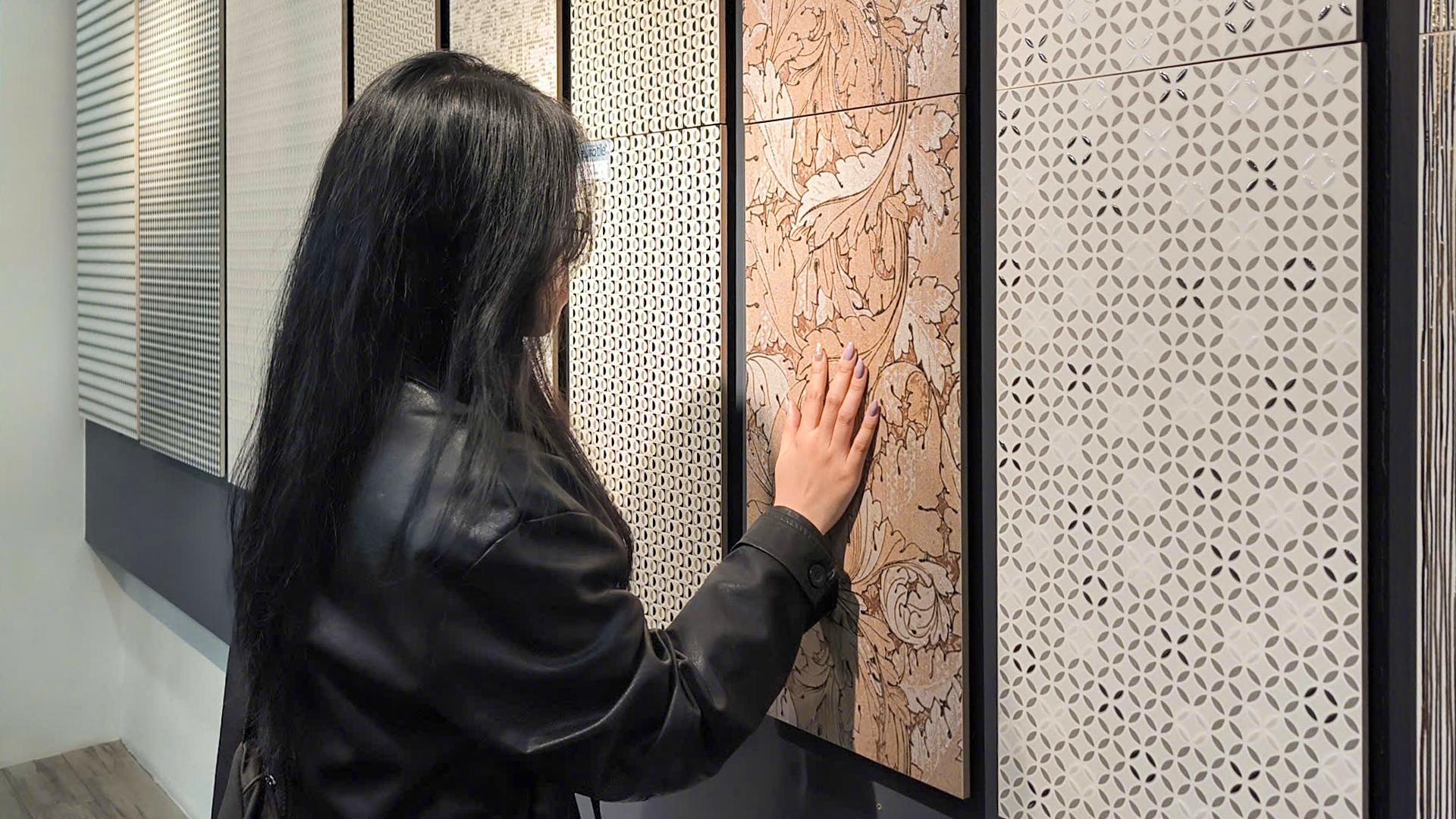 Sinh-vien-Dai- hoc-kien-truc- Ha-Noi-tham-qu an-Eurotile-Ce nter-Ha-Noi-6. jpg