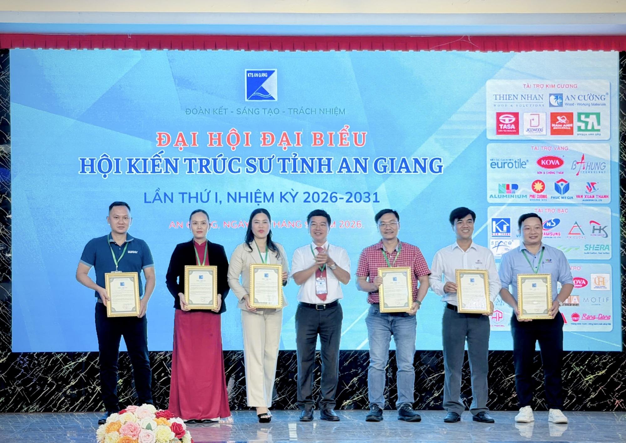 eurotile-kien- truc-su-An-Gia ng-1.JPG