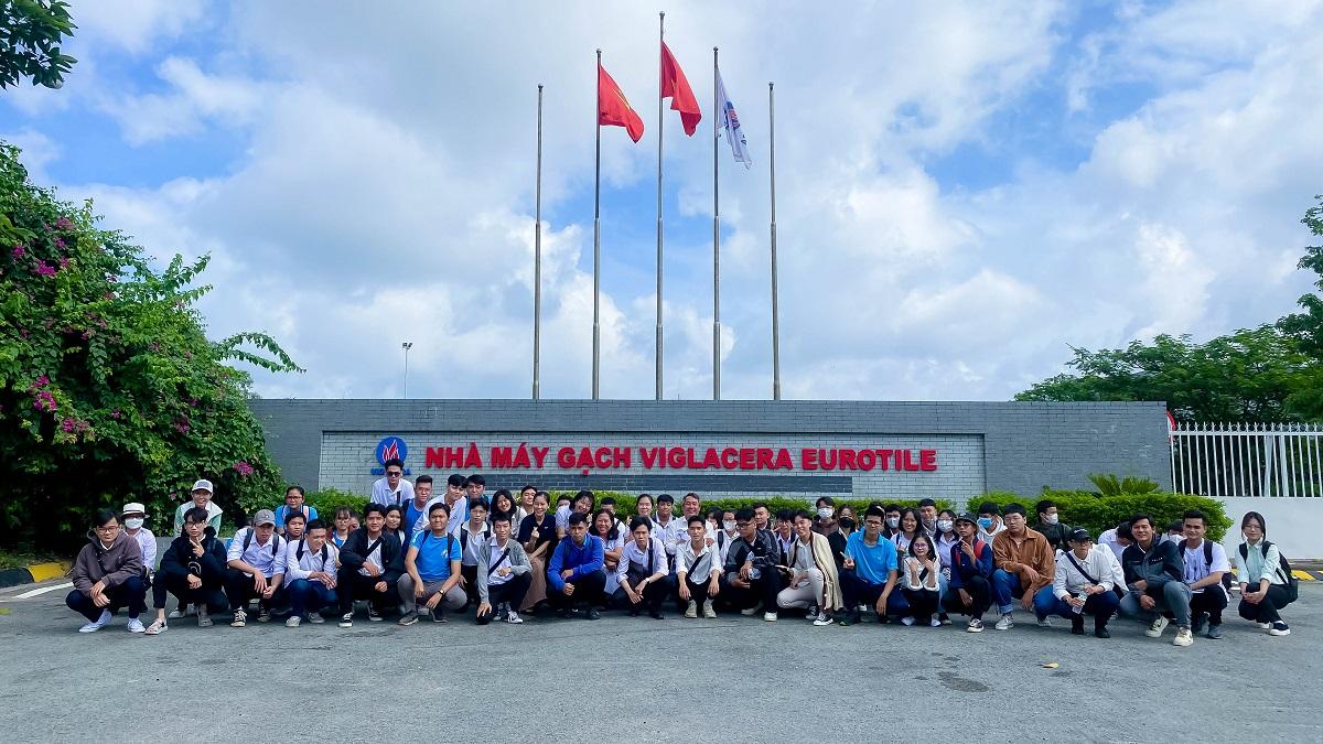 Sinh viên ĐH Thủ Dầu Một hào hứng tham quan Nhà máy gạch Viglacera - Eurotile