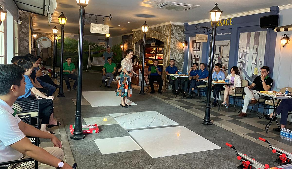 TỔ CHỨC HƯỚNG DẪN THI CÔNG GẠCH TẤM LỚN TẠI EUROTILE CENTER HỒ CHÍ MINH